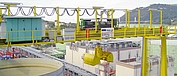 Pórtico rolante com dois diferenciais de cabo SH Ex e uma capacidade de carga total de 5 t na refinaria de uma empresa de petroquímica.