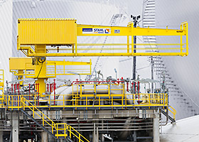 Explosion-proof slewing crane with a hoist from STAHL CraneSystems on an LNG tank for lifting of liquefied gas pumps.