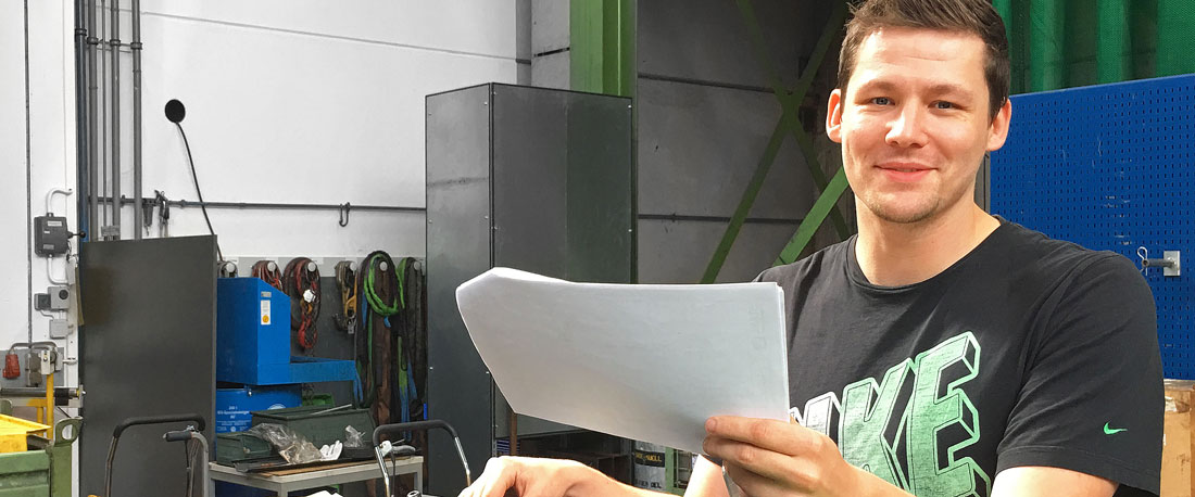 Dominik Langner an seinem Arbeitsplatz bei STAHL CraneSystems in Künzelsau