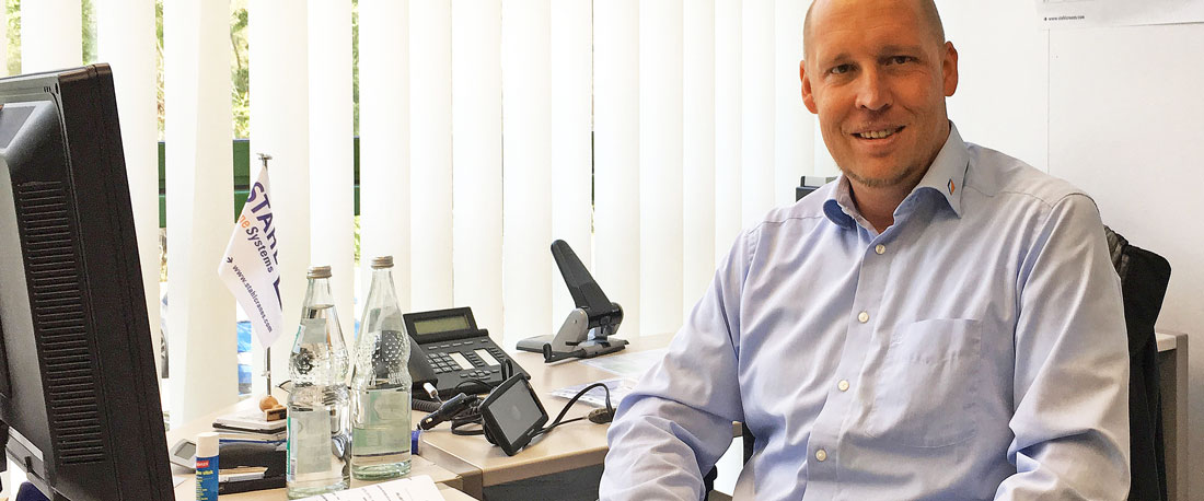 Frank Pfeiffer an seinem Arbeitsplatz bei STAHL CraneSystems in Künzelsau