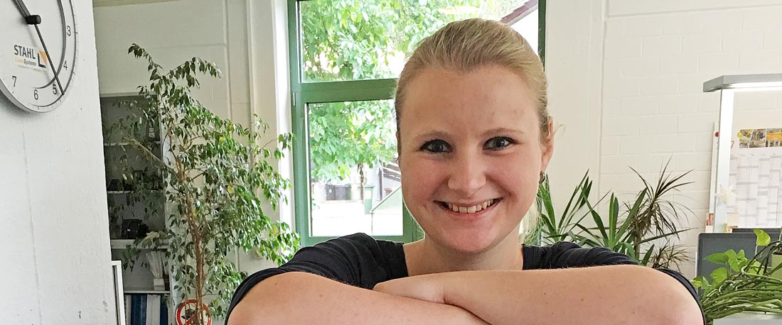 Lisa Rau an ihrem Arbeitsplatz bei STAHL CraneSystems in Künzelsau