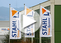 Bandeiras da STAHL CraneSystems a esvoaçar à frente do edifício da empresa em Künzelsau, na Alemanha